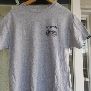 Appertiff t shirt - Cool tisha från skatemärket appertiff. Storlek small. Fint skick