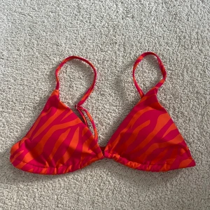 Rosa och orange bikiniöverdel - Säljer en superfin bikiniöverdel i storlek small, helt oanvänd pga fel storlek💕