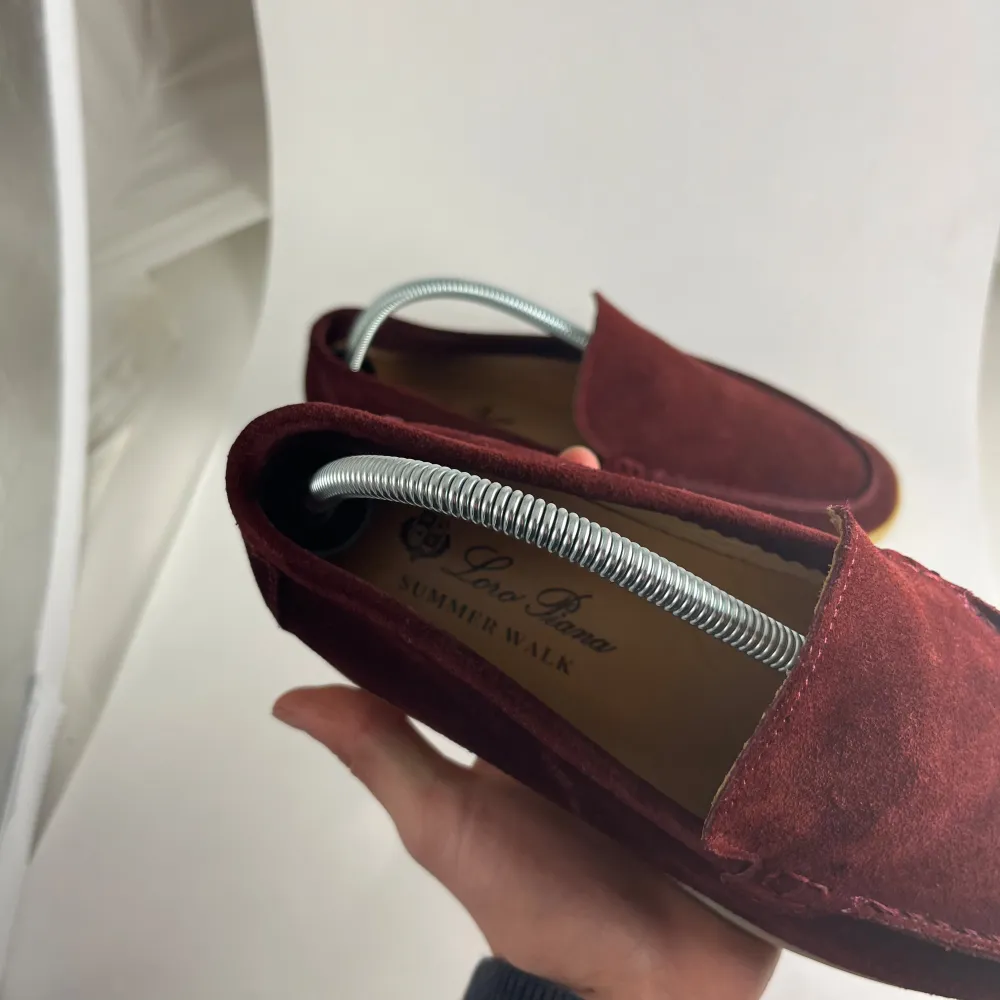 VI TAR EJ BYTEN! Loro Piana summer walk loafers | Skick 8,5/10, 90% Vit sula och inga defekter  | storlek 41 men sitter som 42 | Nypris: 13000+ |  Pris: 3199kr | Fraktar via Postnord | Hör av dig vid minsta fråga eller fundering  📩 För fler detalj bilder hör av dig 👌🏝️. Skor.