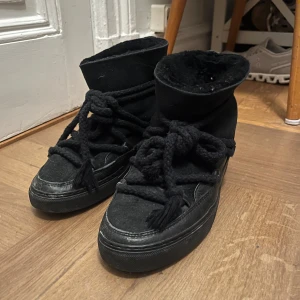 Svarta inukkis  - Säljer ett par svarta inukkis i mycket bra skick. De har en cool snörning och är perfekta för höst och vinter. Skorna har en bekväm passform. Perfekta för att hålla stilen när det blir kallare ute! Köpta för 2000 kr, tvättas innan jag postar, de har impregnerats och jag tvättar de med mocka tvätt osv 