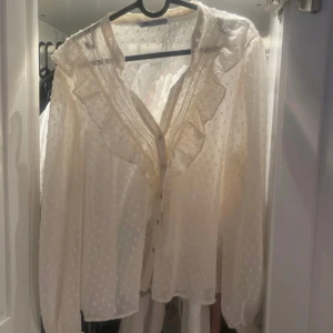 Beige blus från Zara - Säljer denna jätte fina blus då den inte kommer till användning. Använd fåtal gånger. Den är liten i storlek. Hör av dig om du har några funderingar 💕