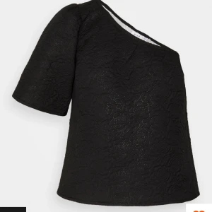 Svart blus - Jättesnygg svart ros detaljerad fest topp. Endast använd en gång❣️