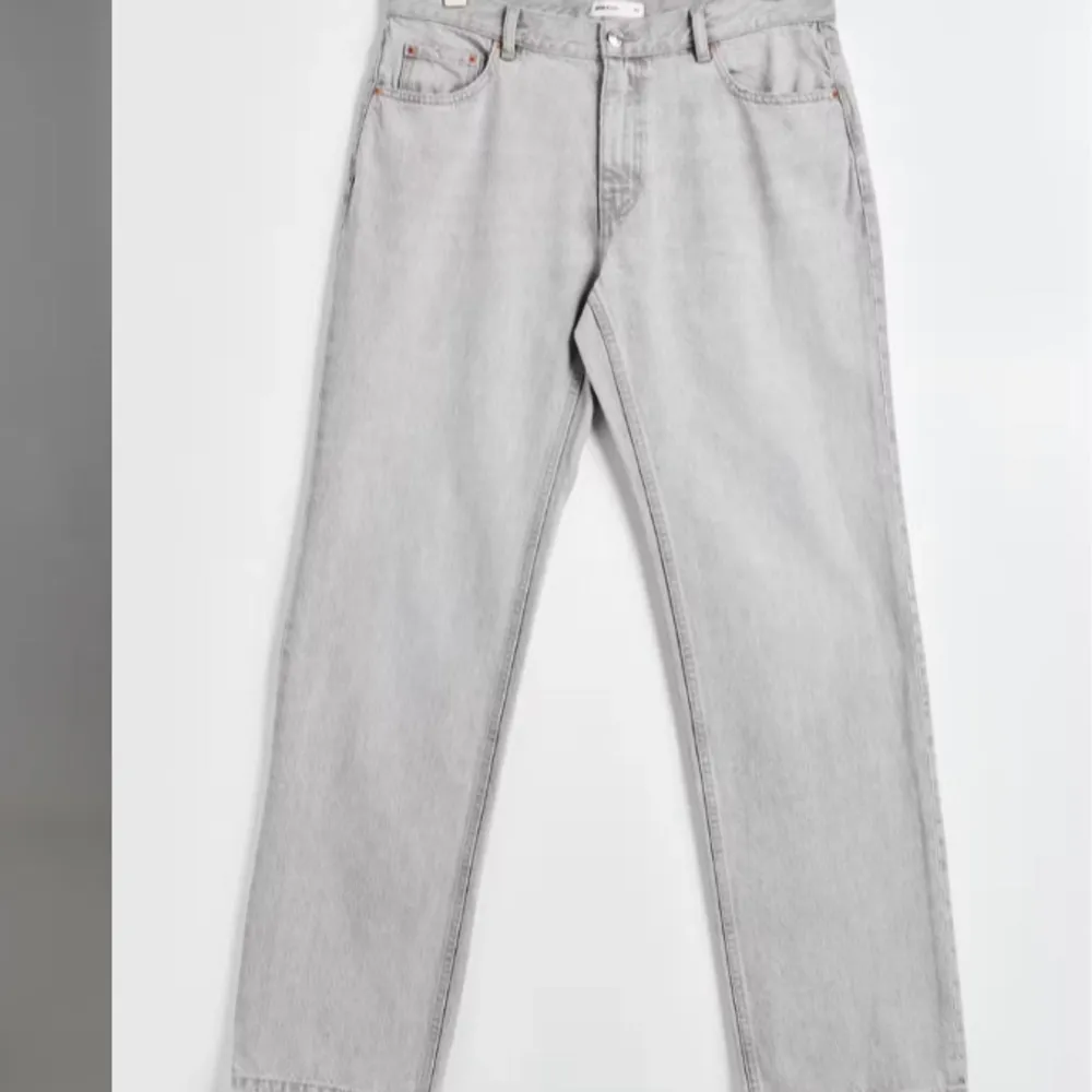 Snygga grå jeans i straight fit med låg midja. De är tillverkade i ett klassiskt denimtyg som ger en stilren look. Jeansen är köpta för 500 kr. Skriv om ni har några funderingar💛. Jeans & Byxor.