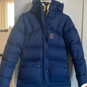 Söker  - Söker en fjälräven jacka. Billigt pris, mörkblå eller grön.storlek S-M.