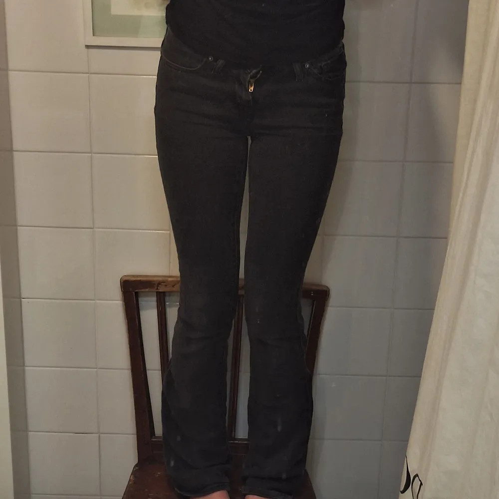 Säljer ett par svarta Levis jeans i bra skick. De är tighta och har en klassisk femficksdesign med knapp och dragkedja fram. Perfekta för både vardag och fest! 🖤. Jeans & Byxor.