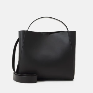 Svart väska - Snygg och stilren svart väska med justerbar axelrem från Gina Tricot! Köpt för nån månad sen i fint skick! Axelbandet som medföljer är helt oanvänt✨Lappen är avklippt (se på bild 4) Säljer för 200kr