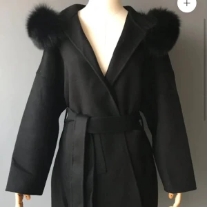 Angelina coat black Femenina of Sweden  -  Jackan är oanvänd och i nyskick, är en XS men funkar för S också. Den är i ull med avtagbar päls.