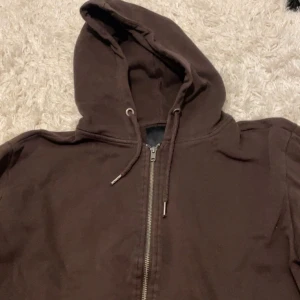 Zip hoodie  - Brun zip hoodie från lager 157. I fint skick säljer för 40 kr! 