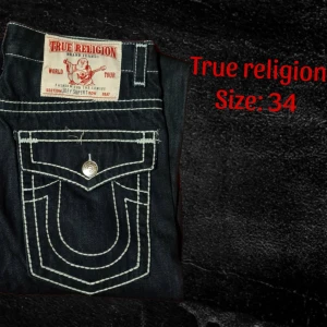True Religion  - Säljer ett par snygga mörkblå jeans från True Religion i storlek 34. Säljer för jag har helt ändrat stil.