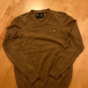 Lyle & Scott tröja - En snygg Lyle & Scott tröja i färgen brun som är i storlek XS. Pris kan diskuteras! Sorry för dåliga bilder. Skick 8/10