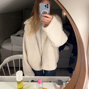 Teddyjacka - Säljer denna superfina med prislappar kvar då en annan passar bättre på personen jag gav den till. 