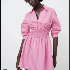 Rosa klänning Zara - Säljer en superfin rosa klänning från Zara med smockdetalj i midjan som ger en snygg passform. Perfekt för vår och sommar! 💖har samma i svart, båda kan fås för 200kr ihop