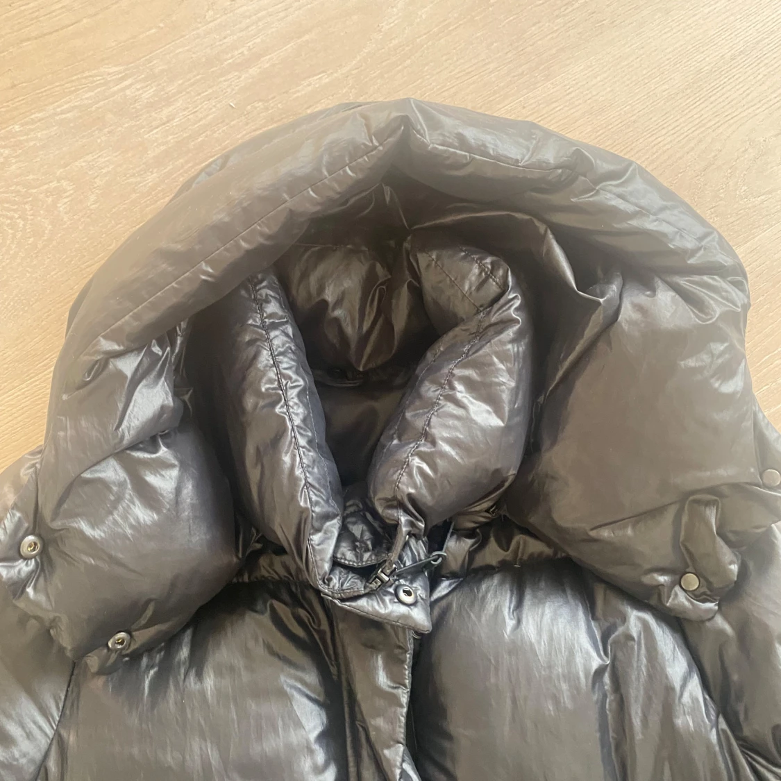 Svart pufferjacka från Massimo Dutti - 90