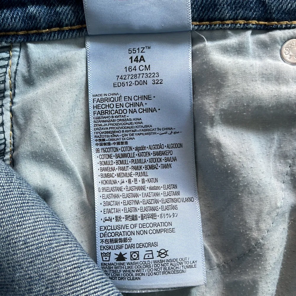 Säljer ett par klassiska Levi's 551Z Authentic Straight jeans i blå denim. De har en rak passform och är i bra skick med lite slitna kanter vid bensluten för en cool, vintage look. Perfekta för vardagsbruk och kan stylas med nästan vad som helst. Passar både höst, vår och vinter! ( kontakta mig om en snabb affär). Jeans & Byxor.