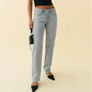 Low waist straight jeans - Säljer ett par gråa jeans i mycket bra skick. De har en straight passform och är Low waist, ifrån Gina Tricot. Jeansen har inga skador eller märken! Hör av er gärna vid fler frågor. 