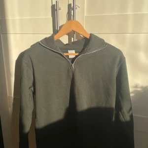 Grön half-zip tröja från Zara  - Säljer en grön half zip tröja från Zara i storlek S. Tröjan är i toppskick och har nästan aldrig använts den är perfekt för både vardag och avslappnade tillfällen. Tröjan är 42% bomull och är väldigt varm och mjuk. Passar perfekt till höst och vinter!