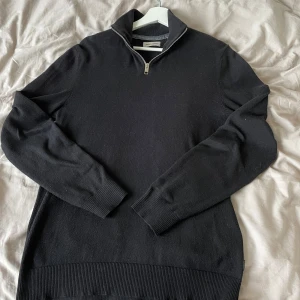 Jack & Jones half-zip - Säljer en stilren half-zip från Jack & Jones. Skick 10/10 nästan aldrig använt. Skriv vid frågor och funderingar✍️