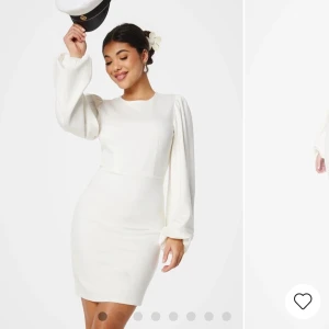 Vit långärmad klänning - Superfin klänning från bubbleroom i storlek xs.  Använd en gång och är i mycket bra skick. 