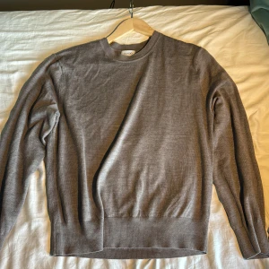 Grå tröja från Sandö - Säljer en tröja i merinoull från Sandö i storlek M. Den är i mycket bra skick och perfekt för både höst och vinter! Sälj p.g.a för stor storlek och den är bara använd en gång! Ny pris 800kr. Skickas samma dag som du köper!