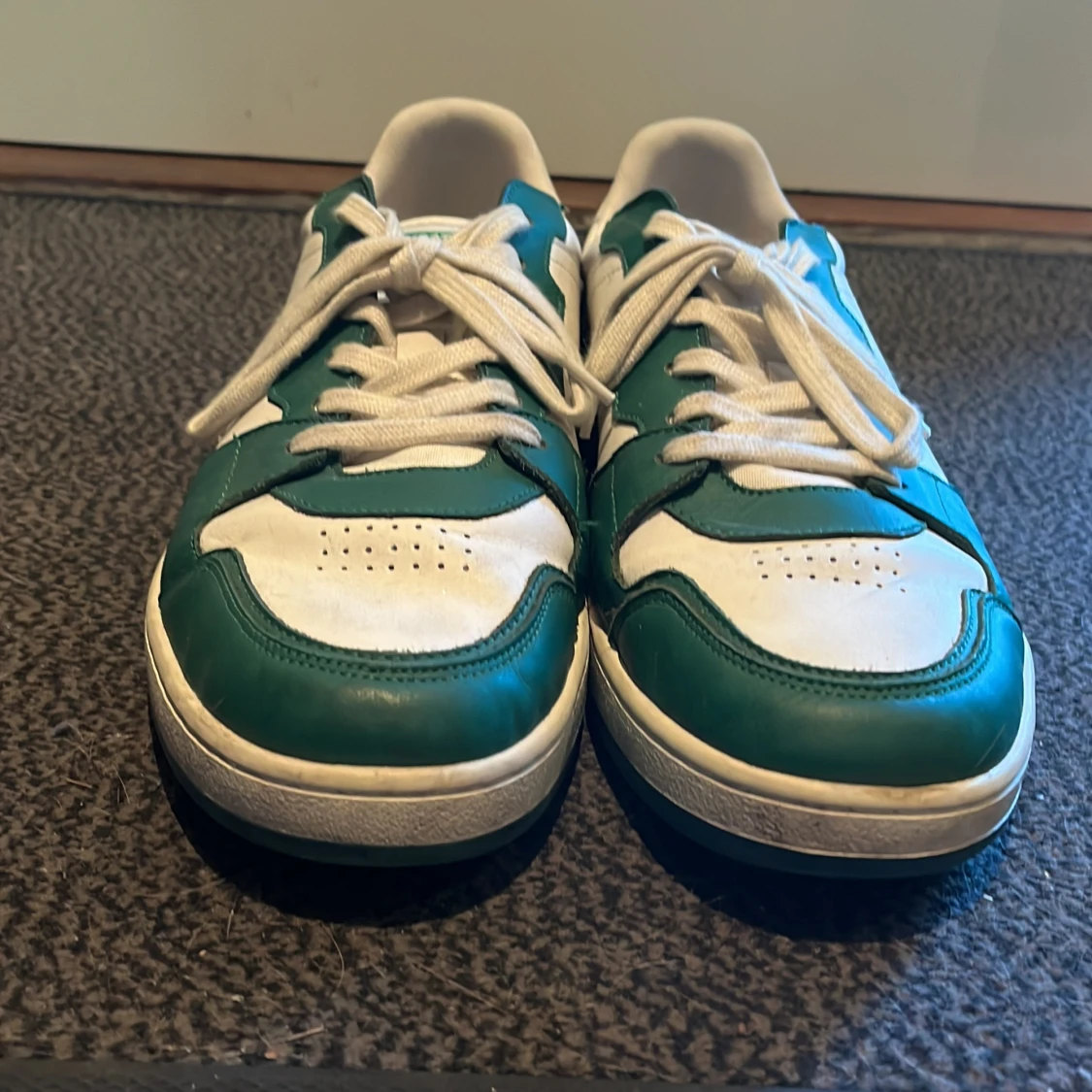 Grönvita sneakers från Axel Arigato - 92