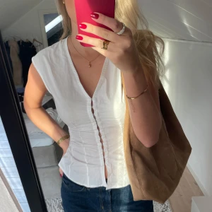 Vit blus  - Superfin vit blus som endast är använd en gång. 