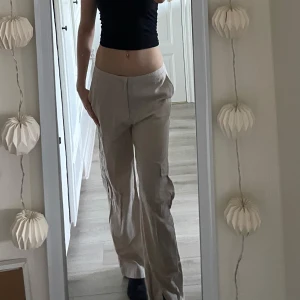 Linnebyxor  - Säljer mina oanvända linnebyxor från Gina tricot. Jag är 176cm