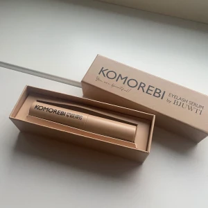 Komorebi Eyelash Serum - Säljer ett Komorebi ögonfransserum från Bjuwti. Endast öppnad och testad en gång. Perfekt för att få längre och fylligare fransar. Nypris 400