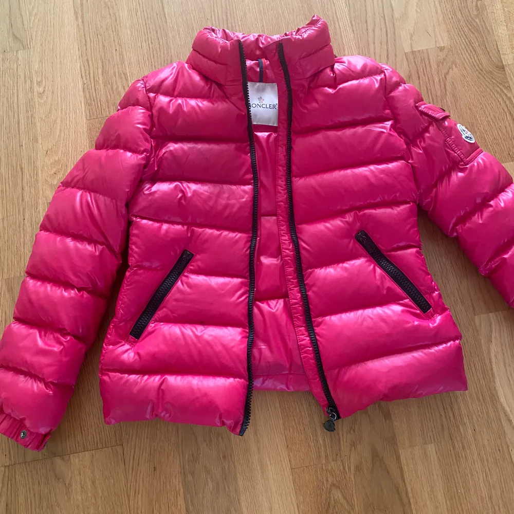 Rosa Moncler i fint använt skick. Säljer billigt då den behöver sig en tvätt och utan luva. Passar mig som är 158 cm. Jackor.