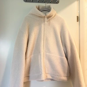 Teddyjacka H&M L - Säljer min beigea teddyjacka i storlek L från H&M. Då den inte passar min stil och kommer därför inte till användning.  Jag köpte jackan för 2,5 vecka sedan och den är använd 1 gång.  Den är ganska liten i storleken och passar mig som är en M  