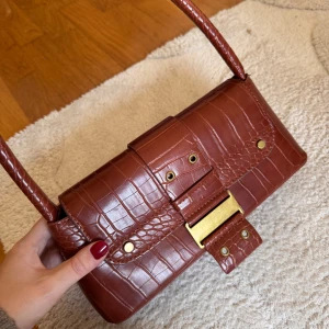 Vintage väska  - Jättefin vintage väska i brun färg med guldiga detaljer 🌸