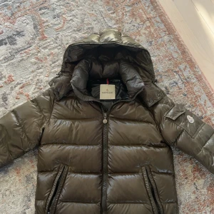 Moncler Maya - Säljer min maya i strl 2. Bara att skriva för fler frågor