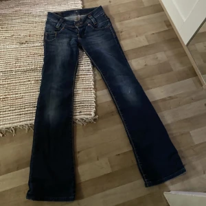 Lågmidjade jeans - Säljer ett par super snygga blå bootcut lågmidjade jeans i bra skick från Lee. Midjemått: 35 innerbenslängd: 82💕 har tyvärr inga bilder hur de sitter på då dem är för små för mig💕