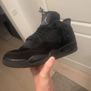 Nike air jordan 4 black cat.  - Skitsnygga jordan 4or i helsvart. Fått i present och dem är med bra material. Obs! Skorna kommer utan boxen. Är topp k0pia med scan och är gjorda av en privat köpare som har gjort dem själva till varje detalj. 