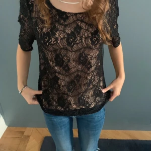 Spets blus - Supersnygg spetsblus i nyskick. Den är i storlek M men passar på mig som bär xs/s i vanliga fall💞