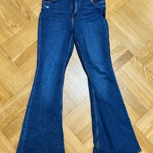 Bootcut jeans  - Riktigt fina bootcut jeans i ganska stretchiga material. Sitter perfekt på mig som är 170cm lång. Säljer på grund av att det inte är min stil längre