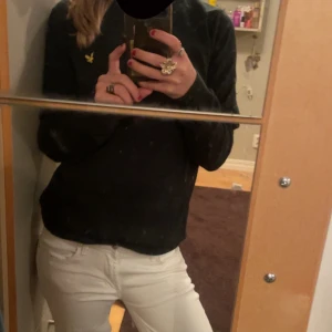 Stickad tröja från Lyle & scott - Stickad tröja från Lyle & scott, den är mörkgrön och i bra skick!  Storlek: S  Köparen står för frakt💕