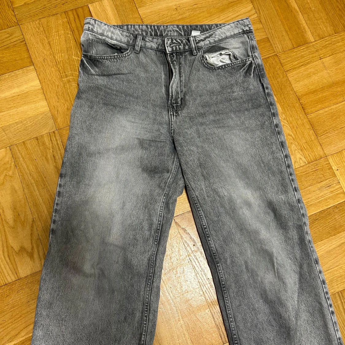 Gråa jeans
