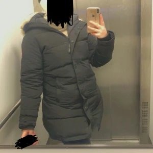 Canada goose jacka shelbrune parka dam - Canada jacka dam i modellen shelbrune parka, jätte bra skick använd en vinter. Säljer pågrund av att den är för liten. Storleken är L men passar M/L skulle jag säga. Inga fel eller skador på den. (Finns inget kvitto på den) då jag fick den i present och där av det låga priset. Vill bli av med den så snabbt som möjligt innan vinterns början så att den inte bara hänger inne i garderoben. vid frågor hör gärna av er! Går att diskutera pris vid snabb affär är väldigt flexibel av mig 😃 
