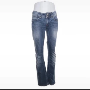 lågmidjade jeans  - Skitsnygga lågmidjade jeans tyvärr passade inte de mig så har bara de bilderna på!! Innerbenslängd är 80 och storleken är 34💞💞