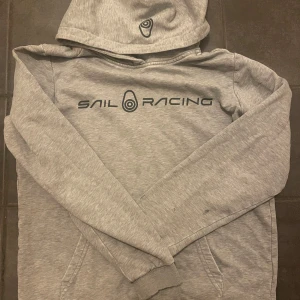 Sail racing hoodie xs herr/14-16 år  - En snygg hoodie med ett nypris på 799 kr. Säljs för 189 kr. Bra skick men använd. Inga slitage. Bara att skriva ifall ni har frågor! Priset är ganska fast.