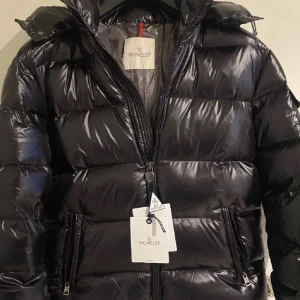 Moncler maya - Moncler maya 🖤, storlek 2=S (men passar även M) dm vid frågor 