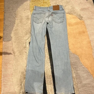 Snygga jeans från Levi’s - Mått: W27 L32 Skick: Nyskick, använda max 5 gånger. Model: 511 Jag säljer de pga att de är för små.