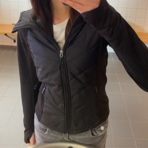 Tränings jacka - Säljer då den inte kommer till användning. Köpt från hm move 