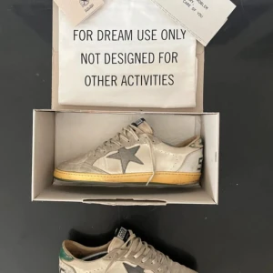 Golden goose ballstar - Riktigt feta Golden goose ballstar. Allt OG ingår + äkthetsbevis. Storlek 43, skick 7,5/10. Pris 2399kr🎅 Skriv vid frågor och intresse🛼