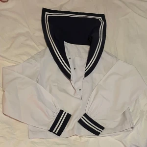 Sailor uniform top - Köpt second hand I Japan men Säljer då den är för liten.  Lite lösa trådar och sånt men annars ok