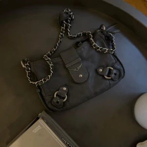 Svart axelväska från Zadig & Voltaire - Säljer en snygg svart axelväska från Zadig & Voltaire i skinn.  Crossbody bag, köpt ifrån Vestiaire, för ca. 3500kr ink frakt + tull. Väldigt bra skick!!💋😽