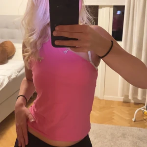 Rosa topp💕 - Jätte fin rosa topp från Weekday som är slutsåld! Jättebra skick eftersom den aldrig är använd 💕💕  