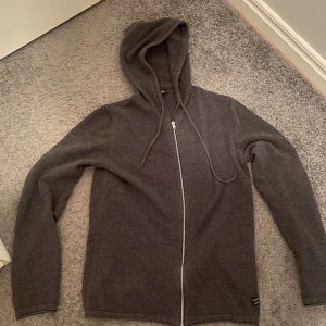 Jack and Jones zip - Tja säljer nu denna för den inte används längr De är en Jack and Jones zip gjort i ullblanding Skick 9/10 itne använd mycket alls