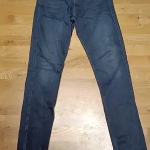 Säljer ett par snygga blå jeans från Replay Anbass. De har en slim passform och är i mycket bra skick. Strl 29/34