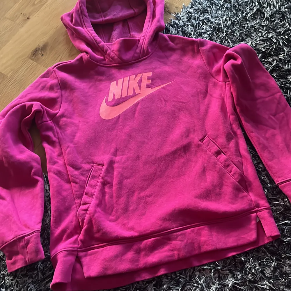 Fin Nike hoodie . Knappt använd så i fint skick . Hoodies.